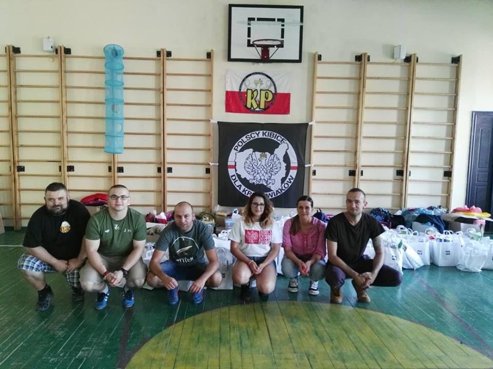 Kibice zawieźli wyprawki dla uczniów szkoły w Mościskach