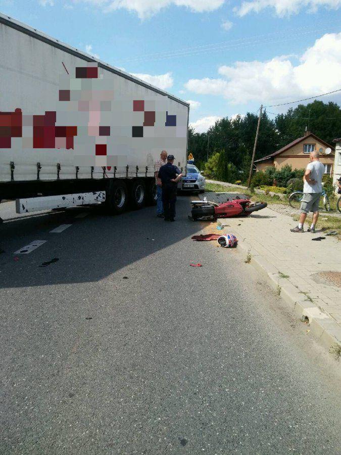 Zderzenie tira z motocyklem [ZDJĘCIA]