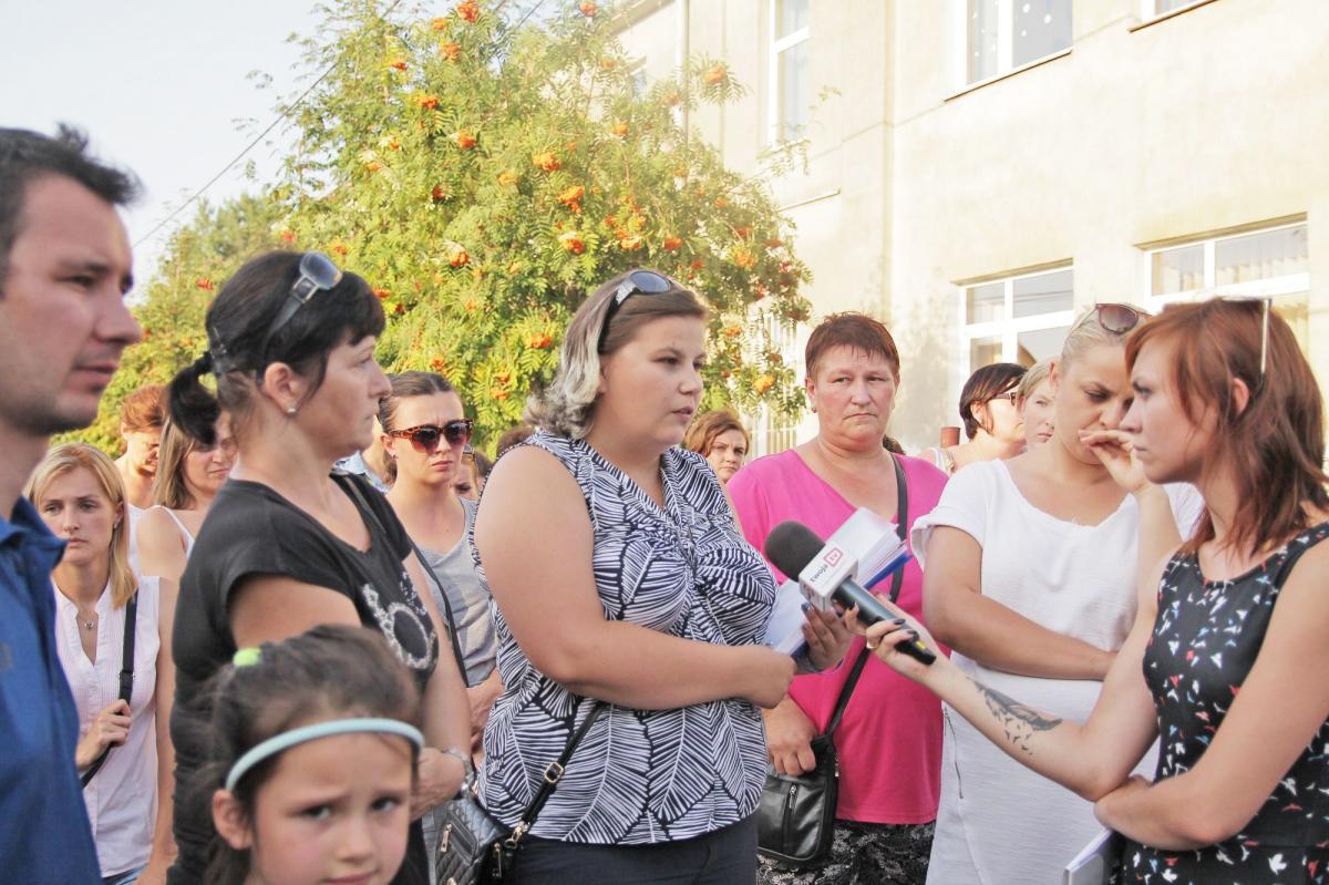 Kilkaset osób protestuje przeciwko zmianie dyrektora szkoły