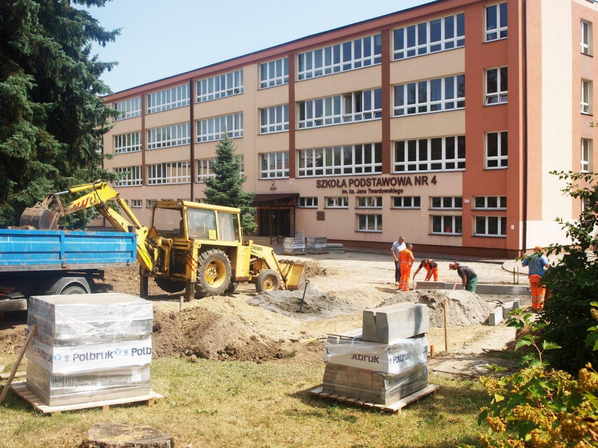 Dobre wieści dla rodziców. Problem z parkowaniem przed „czwórką” rozwiązany