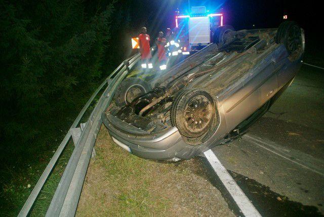 Jechał za szybko krętą drogą. Skończyło się dachowaniem