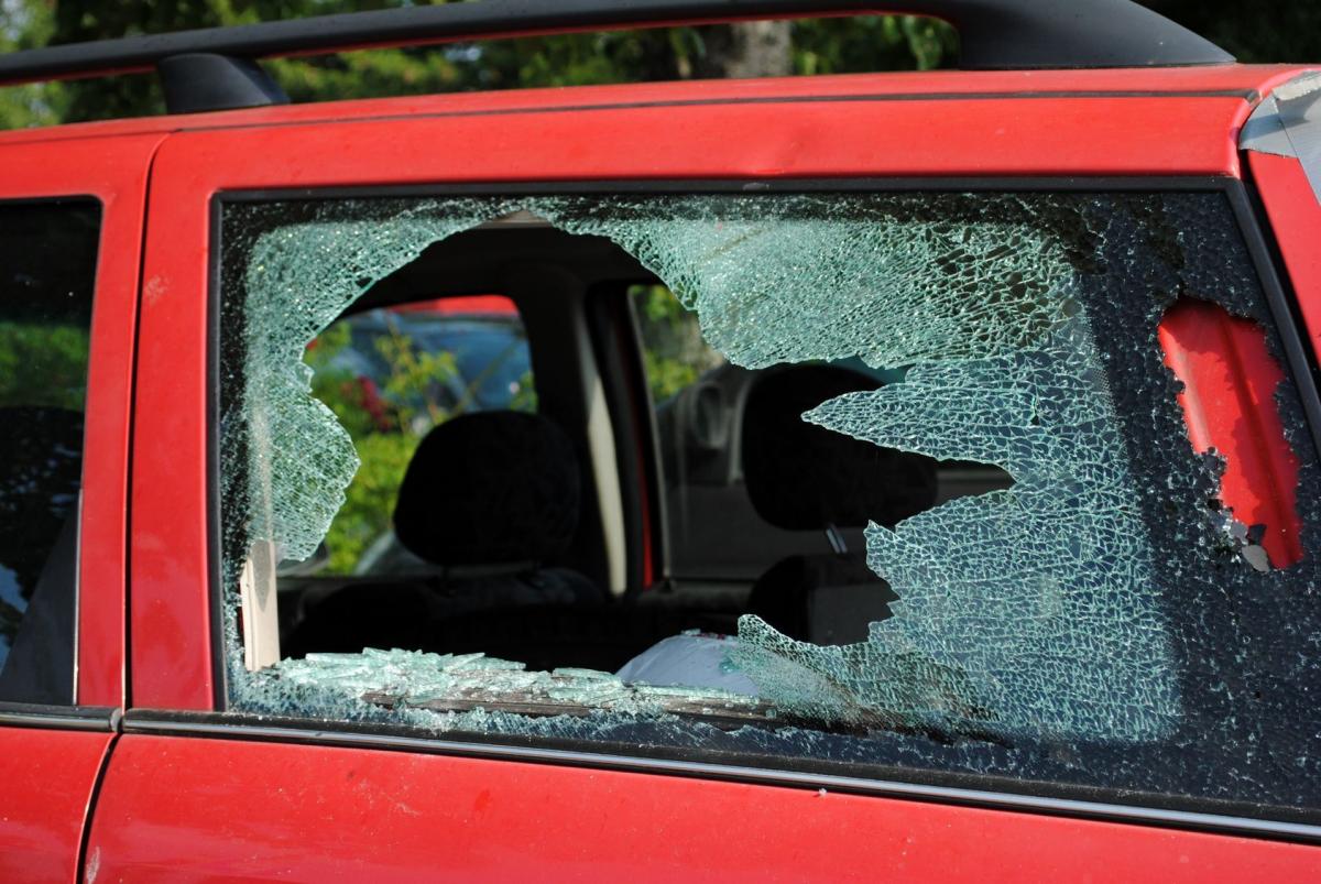 Policjanci uwolnili roczną dziewczynkę z zatrzaśniętego samochodu
