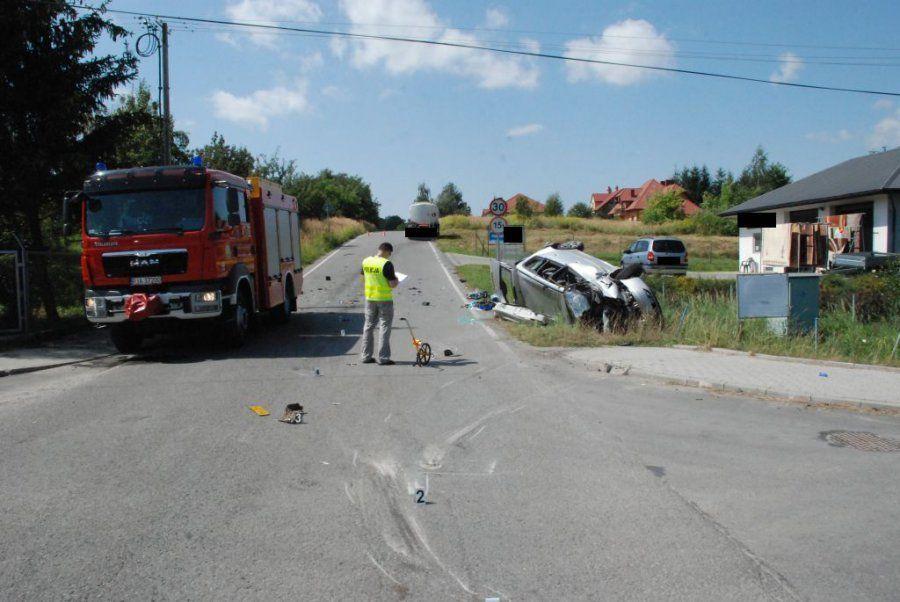 Renault uderzył w ciężarówkę. Ranni kobieta i jej roczne dziecko [ZDJĘCIA]