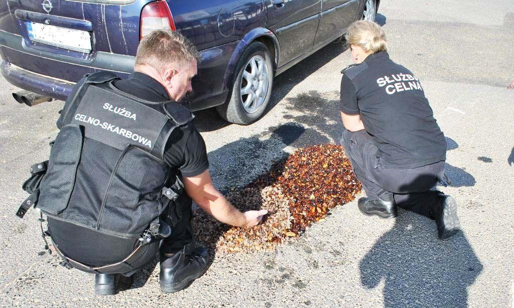 Suknie ślubne, bursztyn, papierosy z przemytu