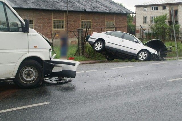 Zderzenie 2 volkswagenów. Kobieta w zaawansowanej ciąży trafiła do szpitala [ZDJĘCIA]