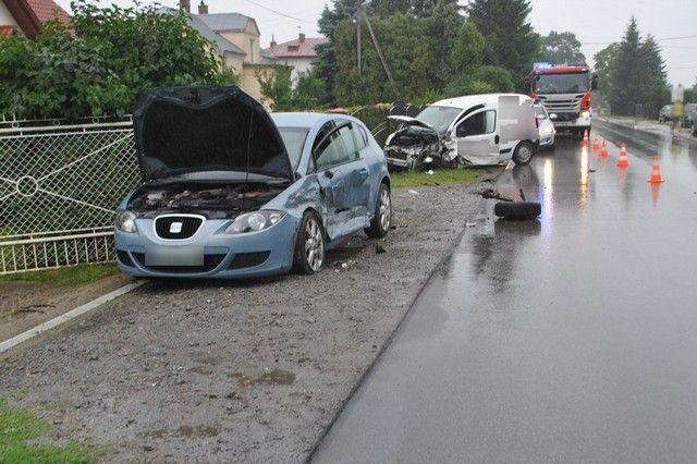 Zderzenie fiata z seatem. 3 osoby w szpitalu