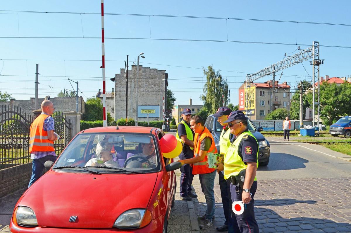 Pociąg miażdży auto jak aluminiową puszkę [WIDEO]