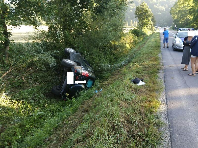 Kierujący toyotą zasnął za kierownicą. W Wapowcach wjechał do rowu
