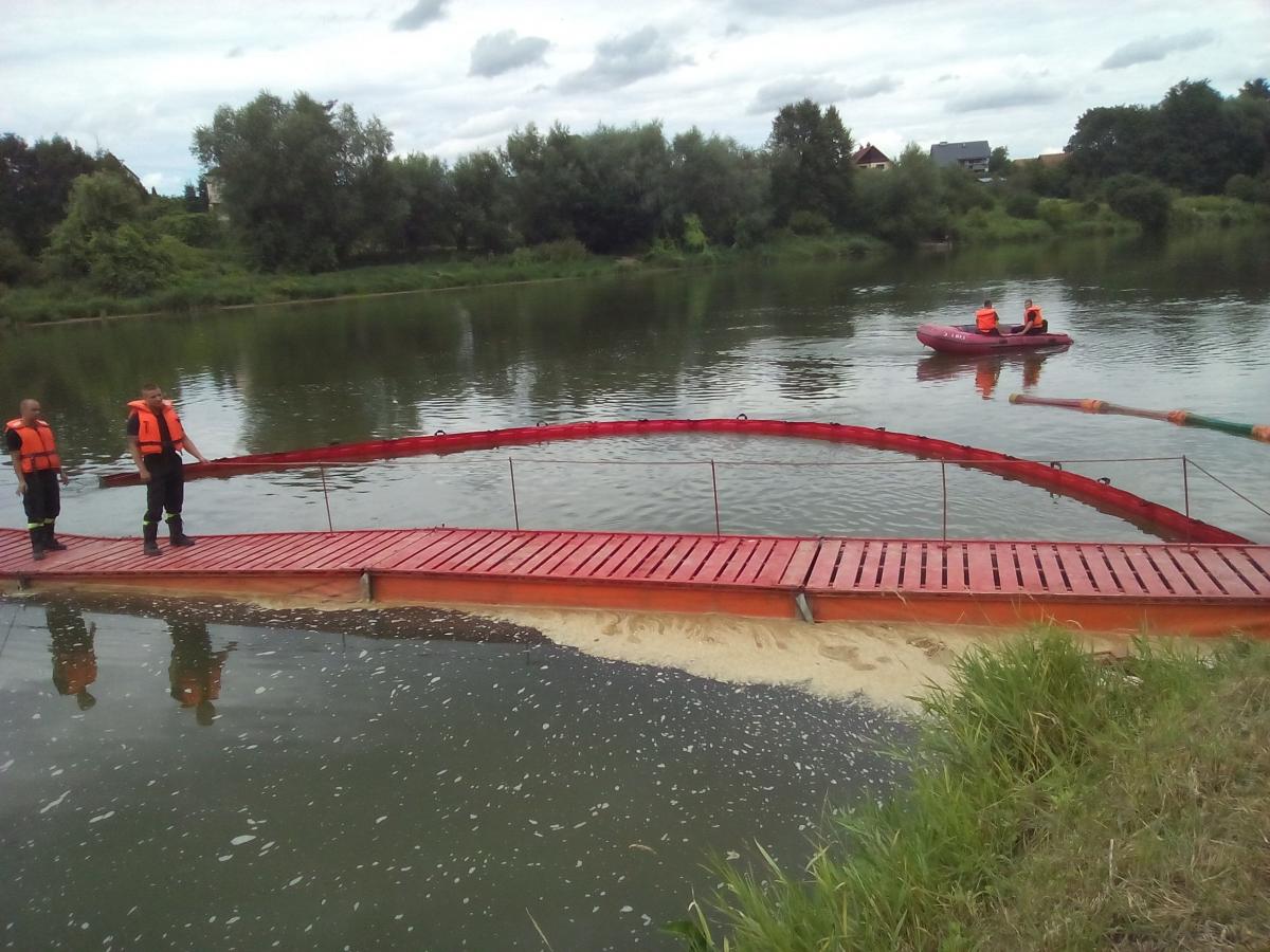 Plama substancji ropopochodnej na Sanie! Ćwiczenia strażaków