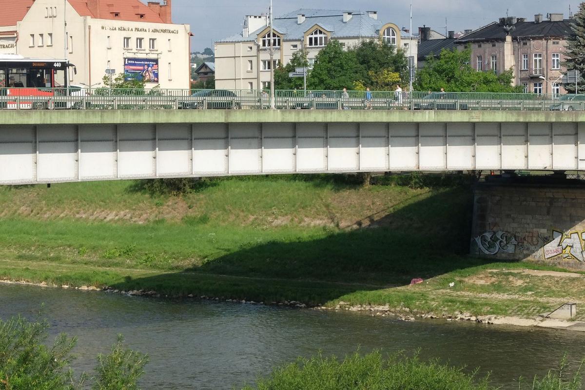 Przemyślanka narażając życie, uratowała desperata. Chciał skoczyć z mostu