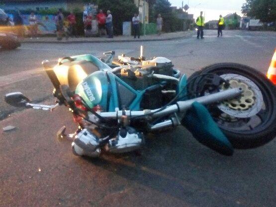 Kierowca osobówki wymusił pierwszeństwo. Ucierpiał motocyklista [ZDJĘCIA]