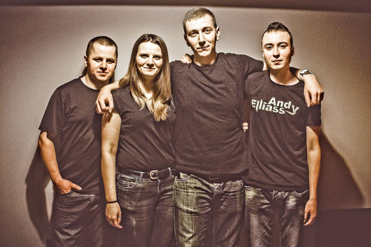 Didżejka i 3 DJ-ów. Ich cel: dobra zabawa z muzyką trance