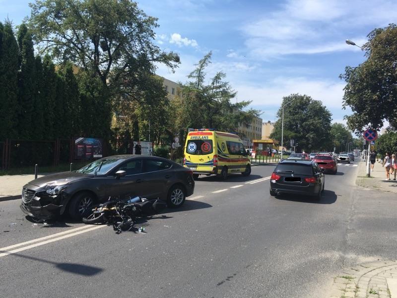 Zderzenie motocykla z osobówką na ul. Grunwaldzkiej. 17-latek w szpitalu