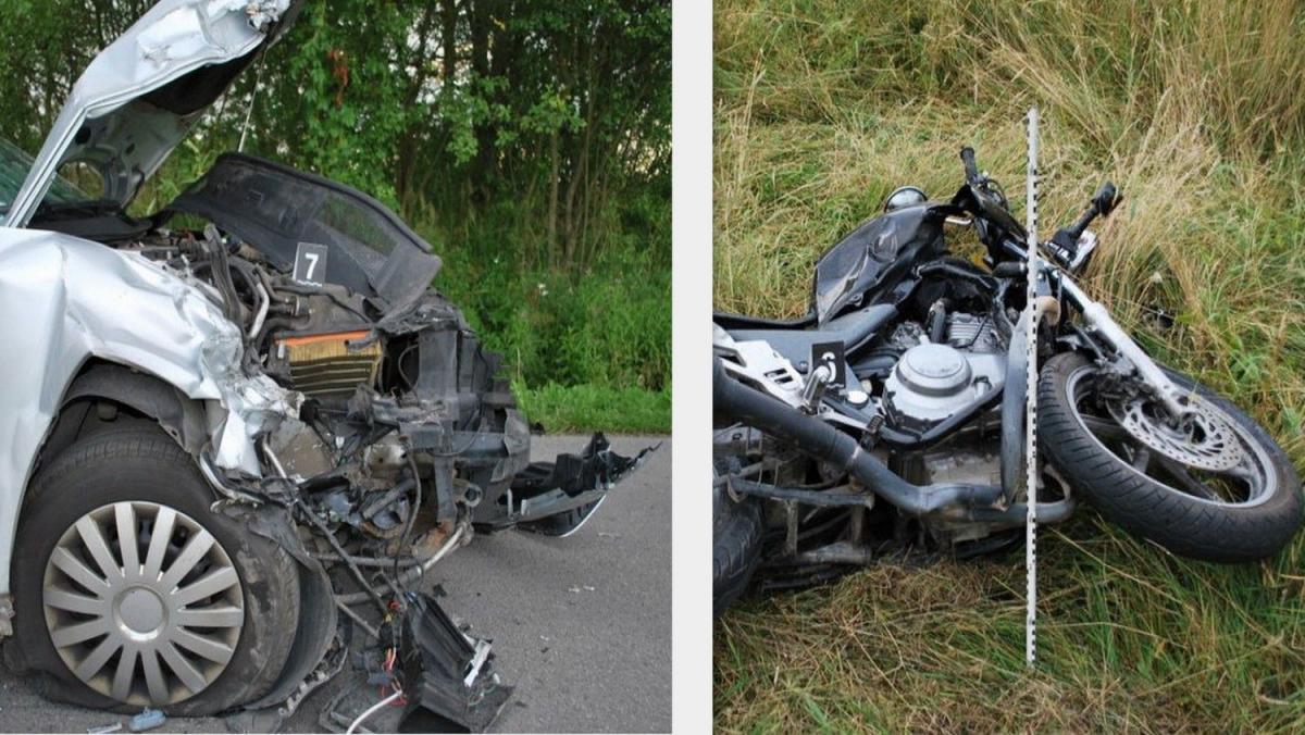 Czołowe zderzenie osobówki z motocyklem