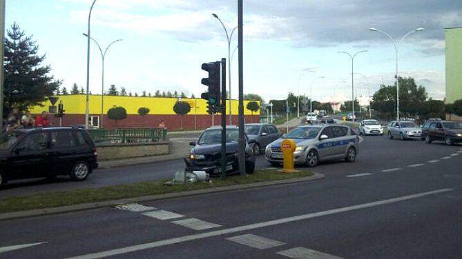 Uderzył w latarnię na skrzyżowaniu przy moście Siwca