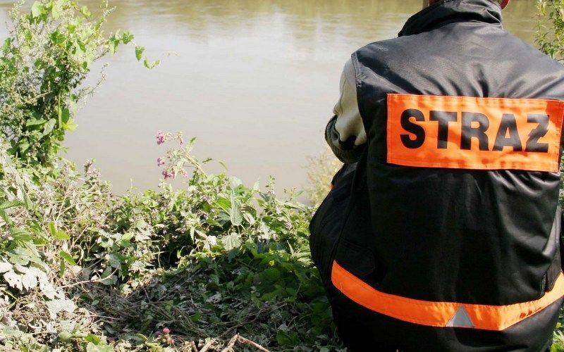 Pochylił się po czapkę i wpadł do stawu. Mężczyzna utonął