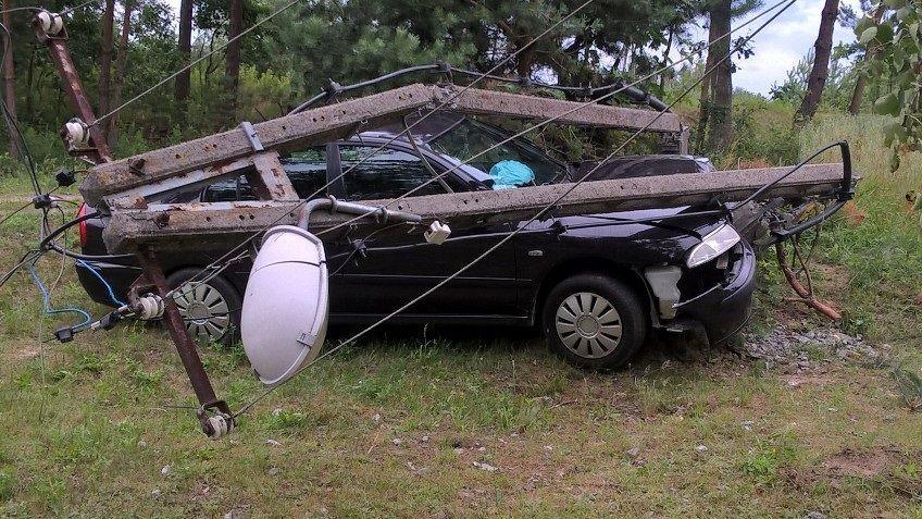 21-latka pod wpływem alkoholu zjechała na pobocze i uderzyła w słup [ZDJĘCIA]