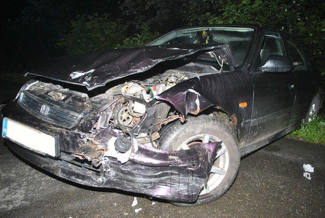 Rozpędzone audi uderzyło w hondę. 3 osoby w szpitalu