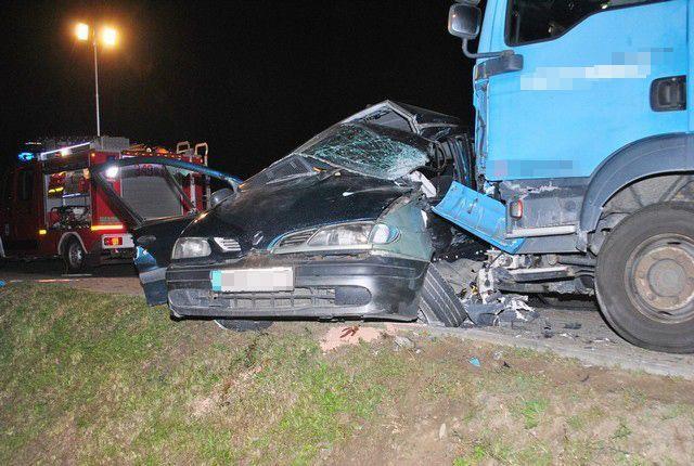 Śmiertelny wypadek. Zderzenie renault z ciężarówką [ZDJĘCIA]