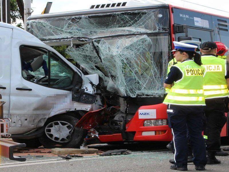 Kierowca forda zasłabł i wjechał w autobus