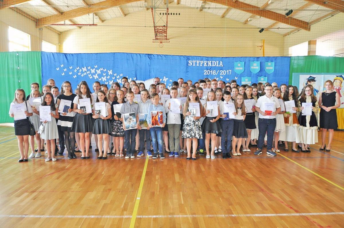 122 uczniów nagrodzonych stypendiami