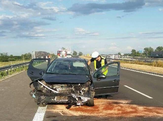 Wypadek na autostradzie. 15-latka w szpitalu [ZDJĘCIA]