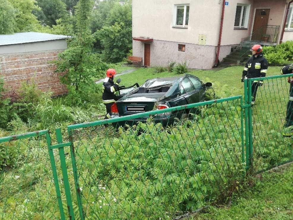 Dachowanie volvo w Żurawicy. Jedna osoba ranna [ZDJĘCIA]