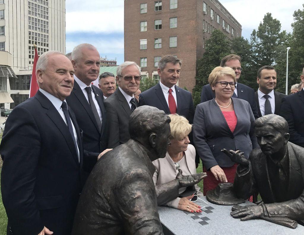 Pomnik-ławeczka Sławika i Antalla w Budapeszcie