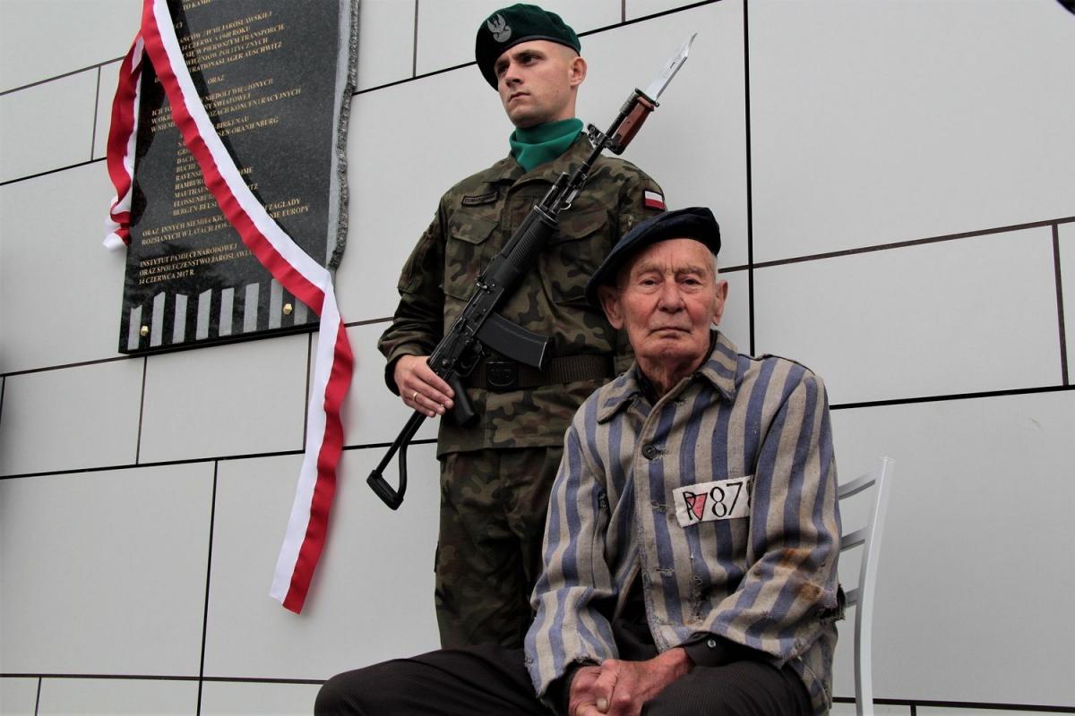 Odsłonięto tablicę poświęconą więźniom  hitlerowskich obozów [ZDJĘCIA]