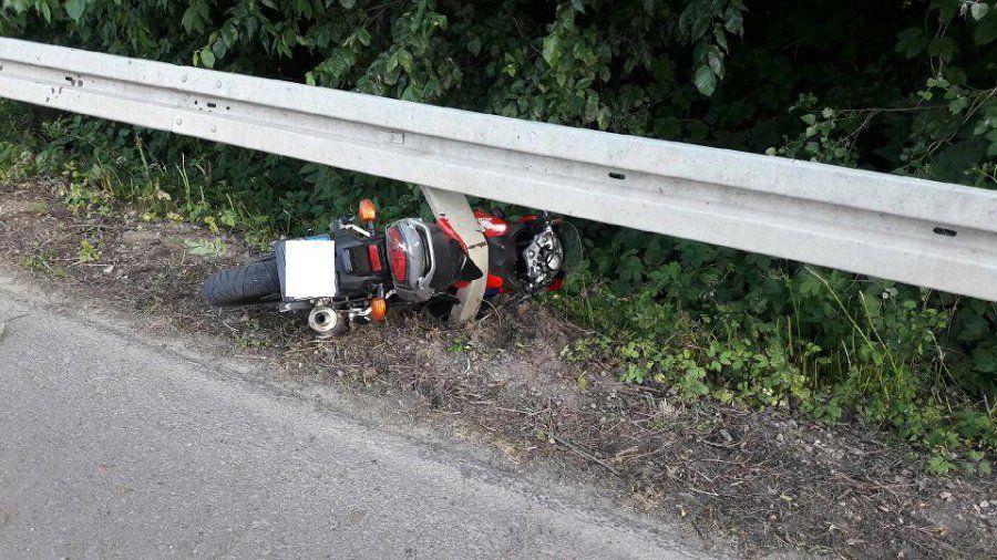 Motocyklista uderzył w barierkę