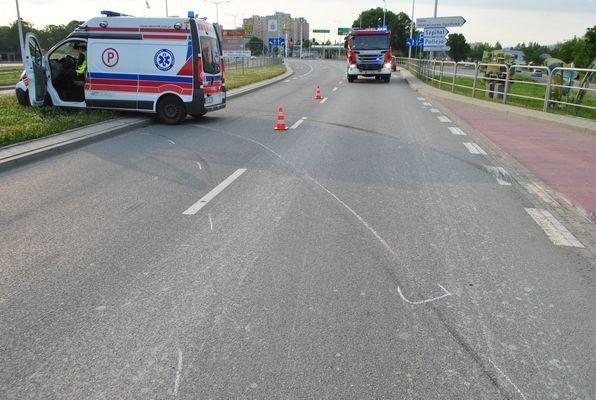 Pędząca na sygnale karetka uderzyła w latarnię [ZDJĘCIA]