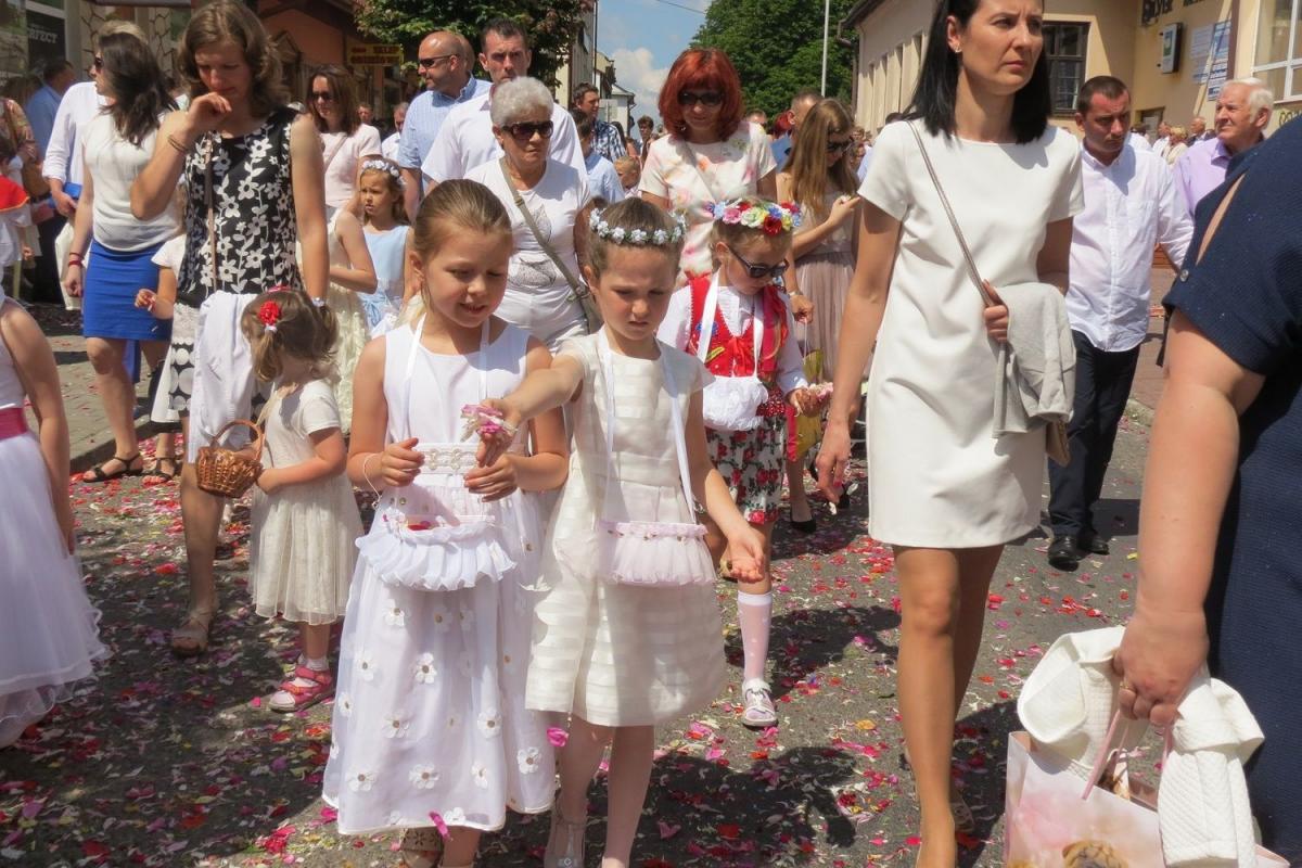 W procesji do czterech ołtarzy [ZDJĘCIA]