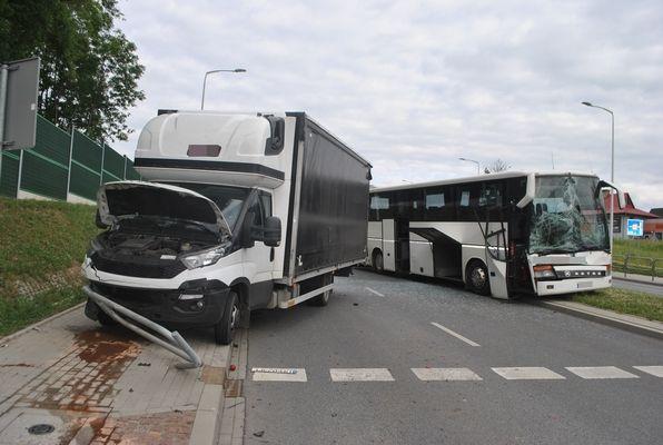 Trzy osoby trafiły do szpitala w wyniku kolizji [ZDJĘCIA]