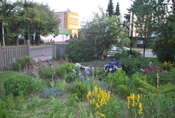 Motocyklem staranował betonowe ogrodzenie [ZDJĘCIA]