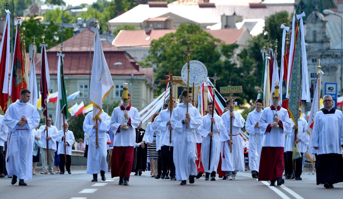 Tysiące wiernych w procesji Bożego Ciała [GALERIA]