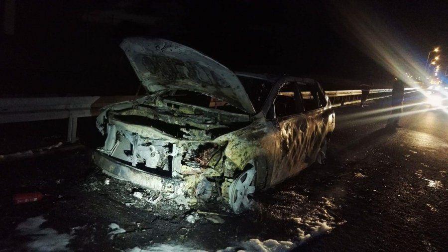 Pożar samochodu na autostradzie [ZDJĘCIA]