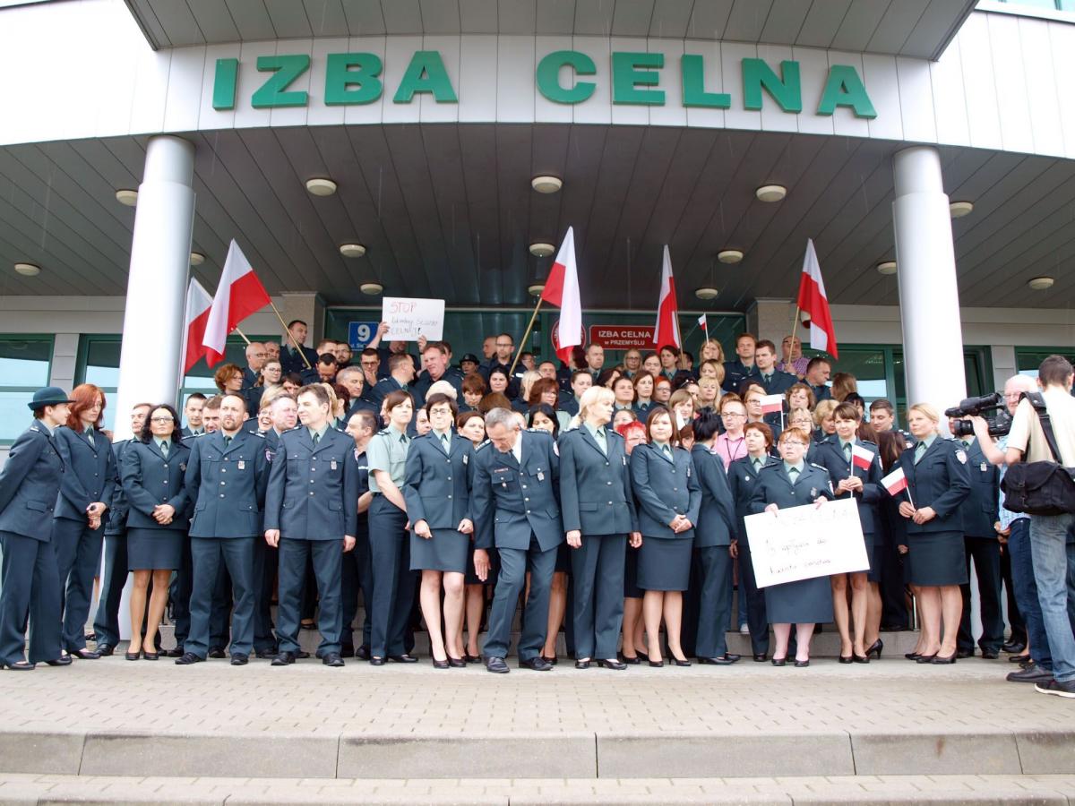 Byli celnicy tracą pracę i pieniądze