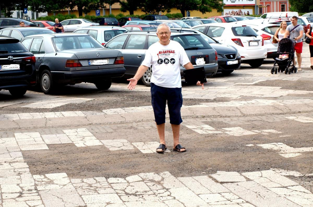 Czekał na „mandat” kilka tygodni. Dostał i idzie z nim do sądu!