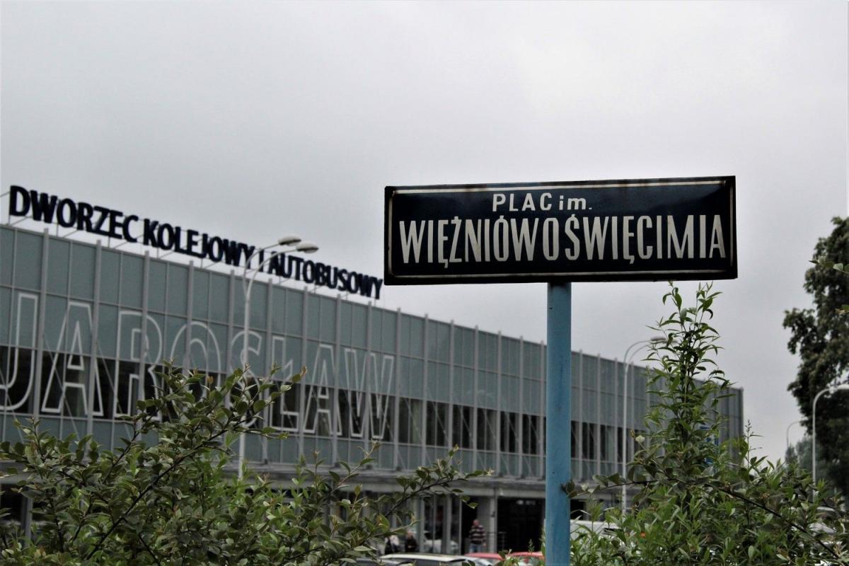 Więźniów KL Auschwitz zamiast Więźniów Oświęcimia