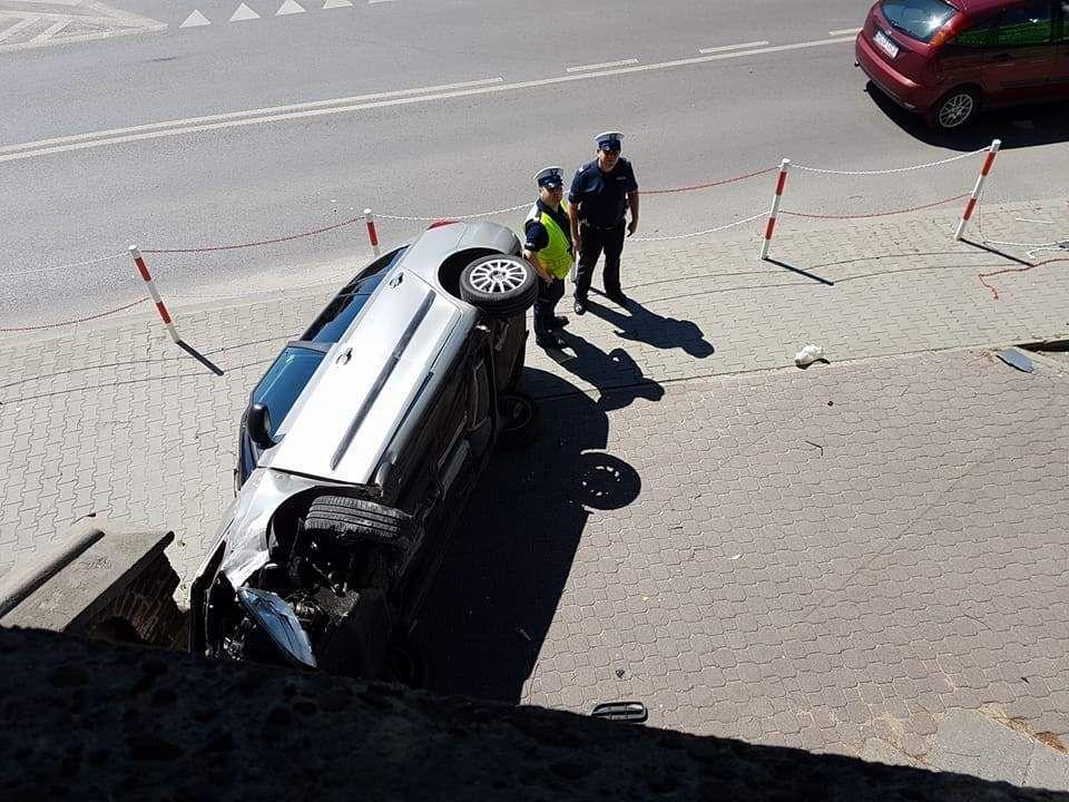 Przewrócone na bok auto na skrzyżowaniu