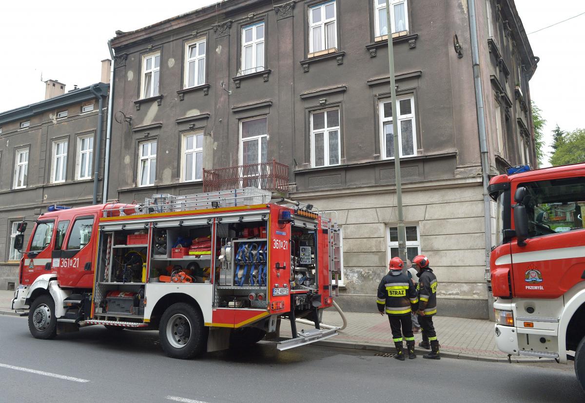 Zapalił się strop w kamienicy