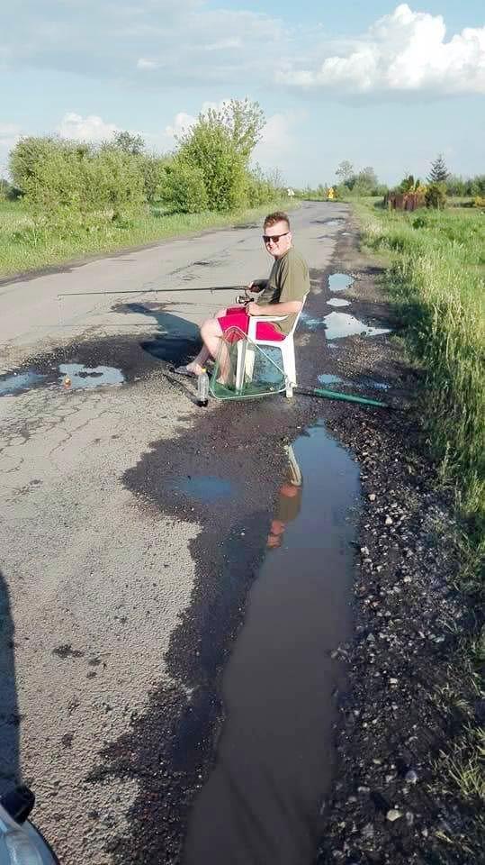 Wędkarz na drodze w Michałówce
