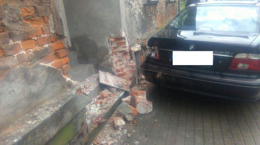 Wjechał na chodnik, uderzył w kamienicę