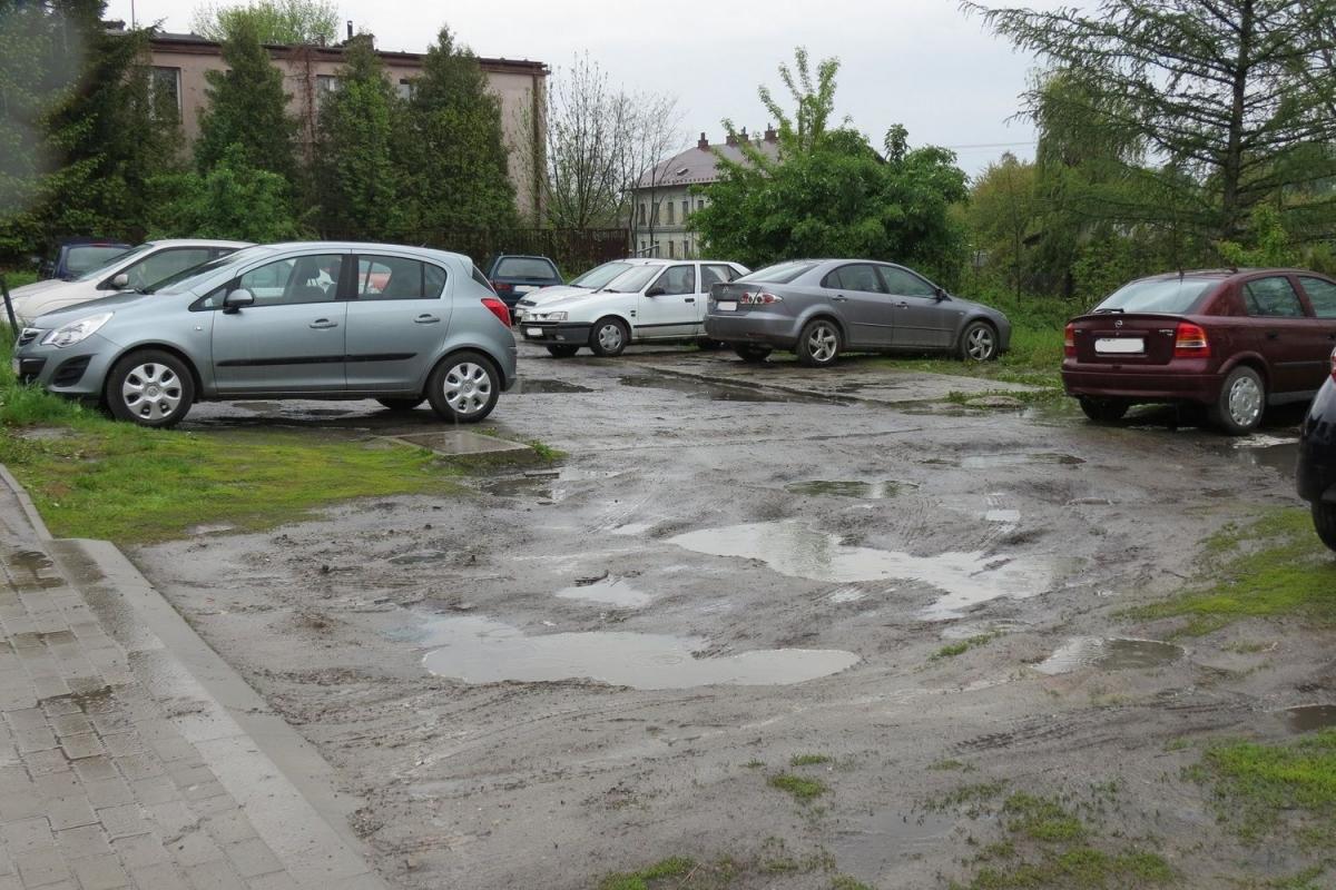 Miejsc parkingowych wciąż za mało