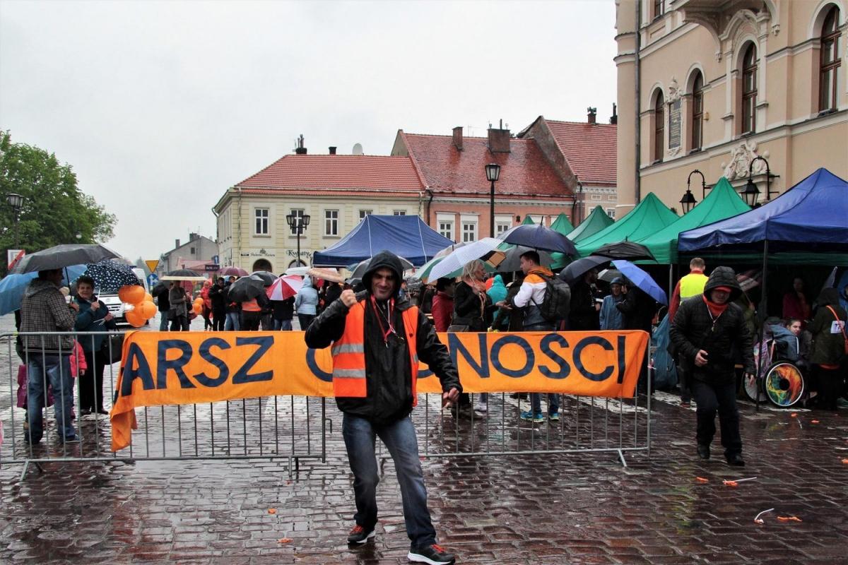 Marsz Godności. Pomarańczowy przebłysk w szarej ulewie