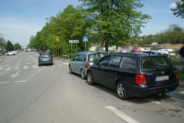 Zderzenie trzech aut przy miejskim targowisku [ZDJĘCIA]