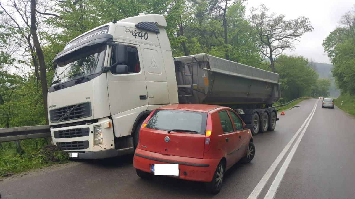 Zderzenie fiata punto z tirem koło Wapowiec [ZDJĘCIA] 