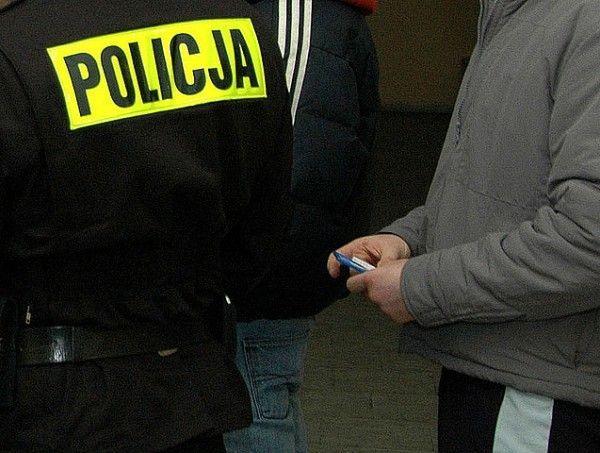 Ojciec odebrał córkę dziadkom pod kościołem