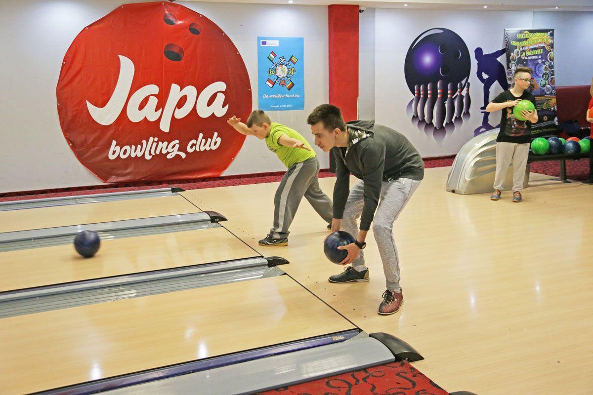 Młodzież pokochała bowling