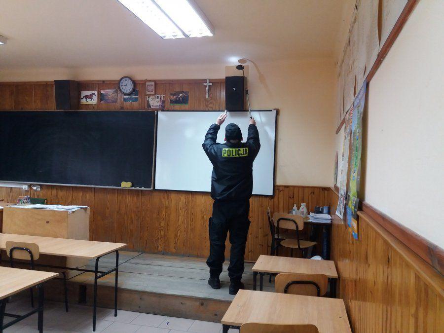 Podejrzany ładunek przyczyną ewakuacji w szkole [ZDJĘCIA]